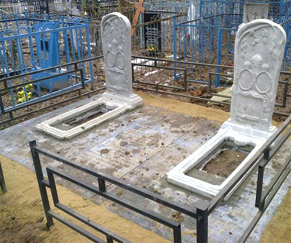 Установка памятников и цветников на бетонные плиты мощения КИРПИЧИК и обсыпка песком